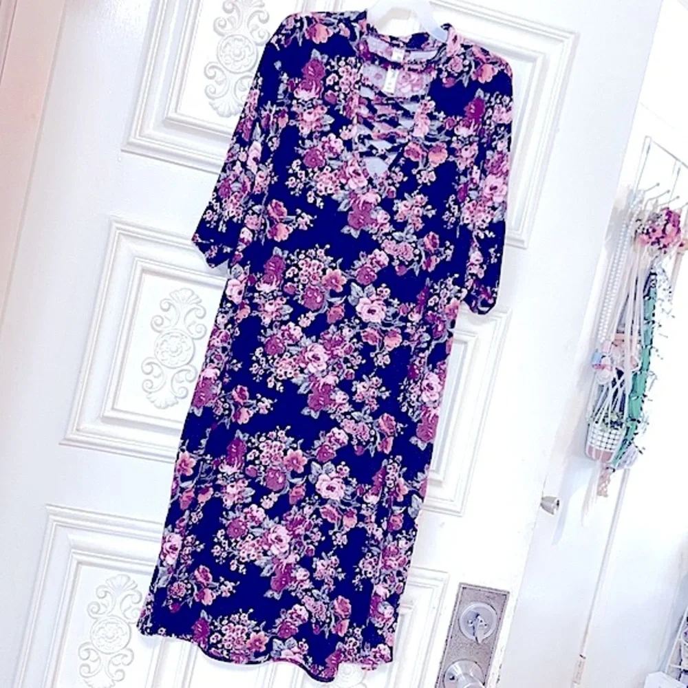 Pretty Short-Sleeve All-Over Floral Pattern MIDI T-Shirt Dress•So Soft & Comfy - Picture 4 of 16